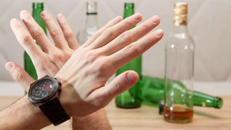 Evite o alcohol mentres toma antibióticos